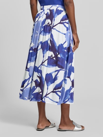 Frauenmodel trägt Midirock aus reiner Viskose mit floralem Allover-Print von Betty Barclay, Weiß-Blau, Kellerfalten, Ganzkörperansicht Rückansicht.