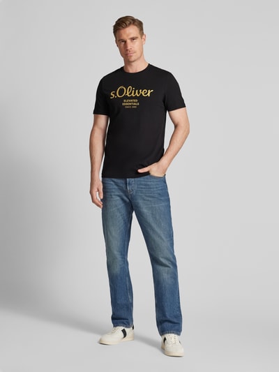 s.Oliver RED LABEL Regular Fit T-Shirt aus reiner Baumwolle mit Statement-Label-Print Black 1