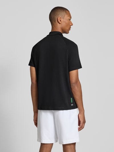 Męskimodel prezentuje Regular Fit Sport-T-Shirt mit Polokragen od Lacoste, czarny z białymi szortami, sportowa koszulka, widok z tyłu, Herren Sport-T-Shirt von Lacoste Sport, Ganzkörperansicht Rückansicht.