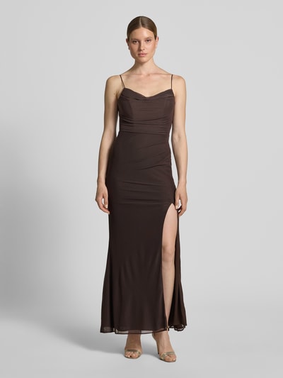 Frauenmodel trägt Abendkleid mit Seitenschlitz von Laona in Braun, körpernahe Passform, Maxikleid, Karree-Ausschnitt, Seitenschlitz, Reißverschluss hinten, glatte Textur, Ganzkörperansicht von vorne.