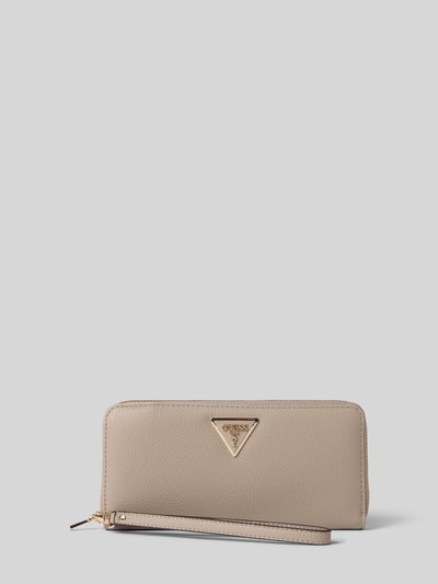 Produktfoto, beigefarbenes Portemonnaie mit Label-Applikation Modell 'ECO LAUREL II' von Guess, Hauptfach mit Reißverschluss, Trageschlaufe, strukturierte Oberfläche