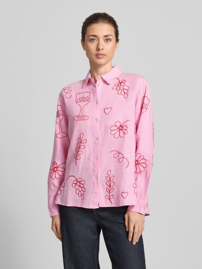 Kobiece model prezentuje Regular Fit Leinenbluse im Allover-Look od Christian Berg Woman z różowego lnu, wzór na całej powierzchni, kołnierzyk koszulowy, listwa guzikowa, długość tyłu w rozmiarze 36: 68 cm, długość rękawów w rozmiarze 36: 57 cm; widok całego ciała z przodu.
