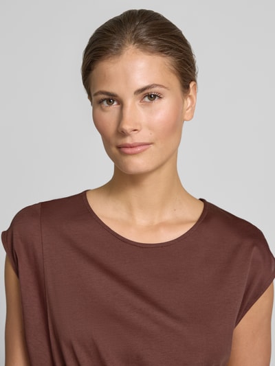 Kobiece modelka nosi Midikleid in Wickel-Optik von Rinascimento, bawełna-modal, krój dopasowany, kolor brązowy, dekolt okrągły, krótki rękaw, szerokość w rozmiarze S 50 cm, długość tyłu 117 cm, zbliżenie na górną część ciała