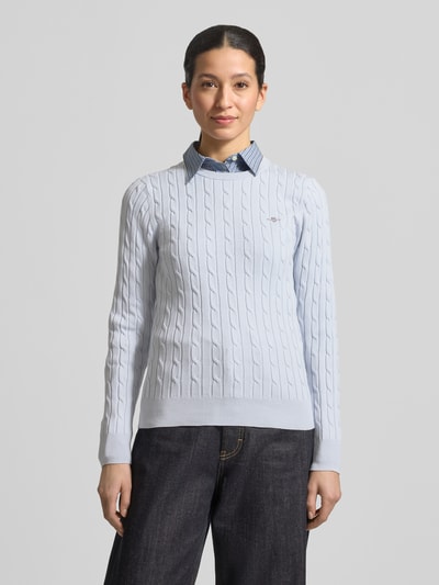 Frauenmodel trägt Strickpullover mit Zopfmuster und Label-Stitching von Gant, hellblau, Baumwoll-Mix, Slim Fit, Ganzkörperansicht von vorne.