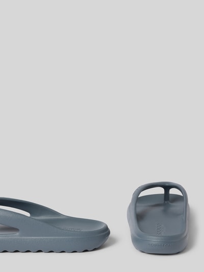 Produktfoto, Badeschuhe mit Label-Prägung Modell 'ADILETTE LUMIA' von adidas Sportswear in Unifarbe Blau, strukturierte Sohle, runde Form