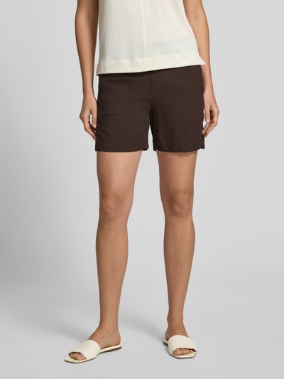 Frauenmodel trägt Regular Fit Shorts aus Viskose-Mix Modell 'Melane' von OPUS, Leinen-Viskose-Anteil, Eingrifftaschen, Ganzkörperansicht von vorne.
