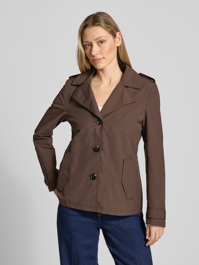 Frauenmodel trägt Regular Fit Jacke mit Reverskragen von Christian Berg Woman Selection, Material-Mix mit Baumwoll-Anteil, Eingrifftaschen, durchgängige Knopfleiste, Rückenlänge 66 cm, Schulterbreite 40 cm, Brustweite 50 cm, Ärmellänge 62 cm, braune Farbe, glatte Textur, Ganzkörperansicht von vorne.