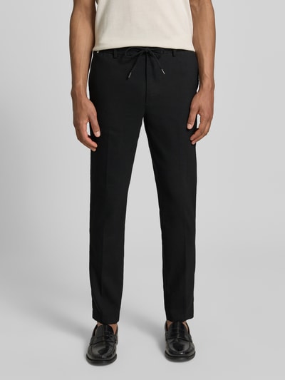 Männermodel trägt Modern Fit Straight Leg Hose aus Leinen-Mix Modell 'KANE1' von BOSS in Schwarz, unifarben, Ganzkörperansicht von vorne