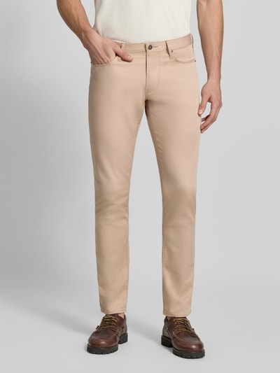 Männermodel trägt Slim Fit Jeans aus Baumwoll-Mix im 5-Pocket-Design von Emporio Armani in Beige, Ganzkörperansicht von vorne.