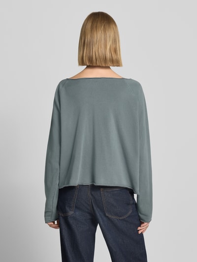 Frauenmodel trägt Sweatshirt mit Rollsaum Modell 'VIBTOWN' von American Vintage in Blau, Relaxed Fit, reine Baumwolle, Ganzkörperansicht Rückansicht.
