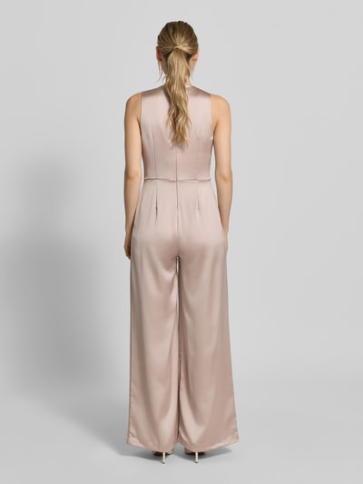 Frauenmodel trägt Jumpsuit aus Satin mit V-Ausschnitt von Rinascimento in Beige, Regular Fit, fließende Textur, Ganzkörperansicht Rückansicht.