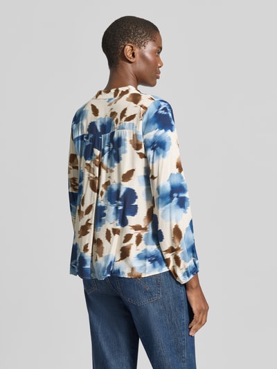 Vrouwenmodel draagt Regular Fit Bluse aus Viskose Modell 'La44ri' van ZABAIONE, alloverprint in blauw, bruin en crème, rugaanzicht, pure viscose, v-hals, ruglengte S 60 cm, mouwlengte S 58 cm.