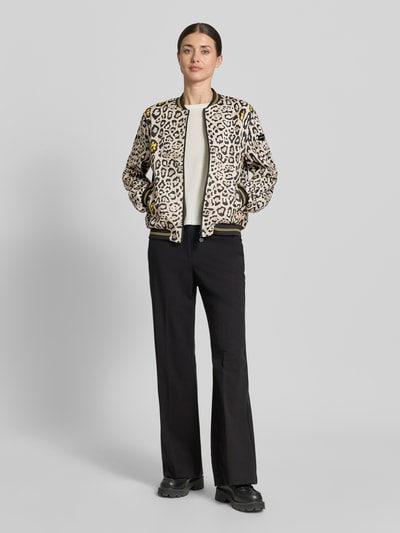 Frauenmodel trägt Blouson mit Eingrifftaschen Modell 'SUZY BLUE' von Frieda & Freddies, Material-Mix mit Stretch-Anteil, Loose-Fit, Leopard-Muster, Reißverschluss, Stehkragen, Label-Detail, elastische Abschlüsse, ganzkörperansicht von vorne.
