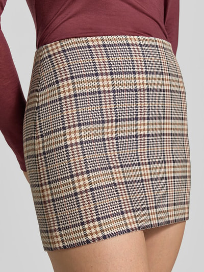 Vrouwenmodel draagt Minirok uit viscose-katoenmix van Anine Bing, nauwsluitende fit, geruite stof, naadristsluiting, gladde voering, minilengte, detailopname rugaanzicht.