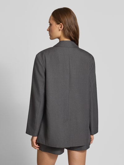 Frauenmodel trägt Loose Fit Longblazer mit Reverskragen Modell 'LINDA' von ONLY in Dunkelgrau, glatte Struktur, Ganzkörperansicht Rückansicht. Damen Longblazer von ONLY.