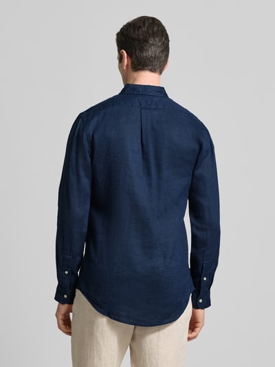 Mężczyzna model nosi Slim Fit Freizeithemd aus reinem Leinen od Polo Ralph Lauren, ciemnoniebieski kolor, lniana tekstura, widok całej sylwetki od tyłu.