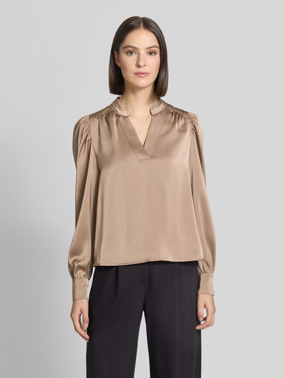 Frauenmodel trägt Langarmbluse mit Stretch-Anteil Modell 'Rosslyn' von Neo Noir in glänzendem Satin, lockere Passform, Ganzkörperansicht von vorne.