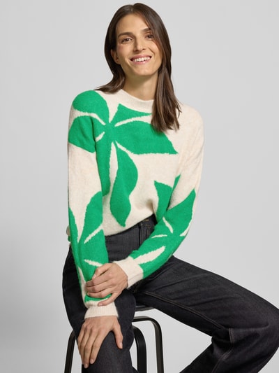 Frauenmodel trägt Oversized Strickpullover mit gerippten Abschlüssen Modell 'OMEA' von B.Young mit grünem Blattmuster, Material-Mix mit Woll-Anteil, Rundhalsausschnitt, Nahaufnahme Oberkörper.