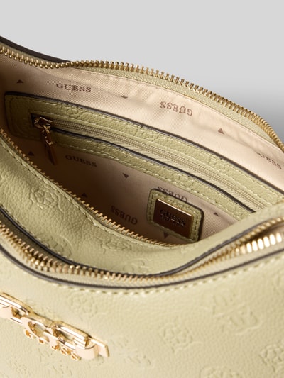 Produktfoto, Shoulder Bag in Leder-Optik mit Logo-Detail Modell 'Anise' von Guess, Hauptfach mit Reißverschluss, beigefarbene Innenfächer, goldfarbene Beschläge, strukturierte Oberfläche, Maße: Breite 30 cm, Länge 19 cm, Tiefe 8 cm, Länge Schulterriemen 52 cm.