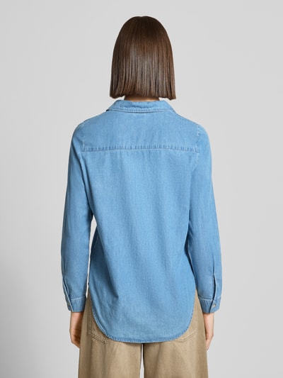 Vrouwenmodel draagt Regular fit blouse met lange mouwen van katoen model 'BUMPY' van VERO MODA in lichtblauw, Dames, Ganzichaansicht rugaanzicht.