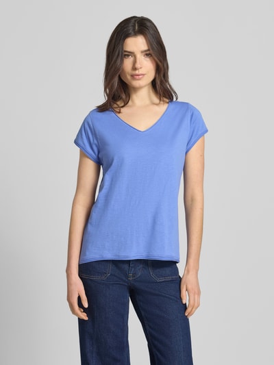 Frauenmodel trägt T-Shirt mit V-Ausschnitt von Christian Berg Woman in Blau aus Reine Baumwolle, Regular-Fit, mit Rollsaum, Ganzkörperansicht von vorne. Rückenlänge bei Größe S: 59 cm.