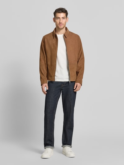 Männermodel trägt Jacke mit Zweiwege-Reißverschluss und Kentkragen von Fynch-Hatton in Braun aus Reine Baumwolle, Gerader-Schnitt, Ganzkörperansicht von vorne.