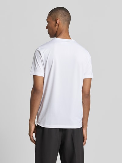 Männermodel trägt weißes Slim Fit Sport-T-Shirt mit Label-Print Modell 'TS_Active' von BOSS Green, Ganzkörperansicht Rückansicht.