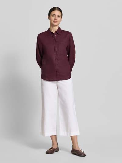 Frauenmodel trägt Culotte aus Leinen-Mix mit Gürtel von Christian Berg Woman, weiß, Wide Leg Fit, französische Taschen, Baumwoll-Anteil, Ganzkörperansicht von vorne.