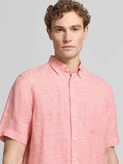 Männermodel trägt Regular Fit vrijetijdsoverhemd van linnen van Christian Berg Men in lichtroze met borstzak en button-downkraag, knoopsluiting, kortemouwen; Nahaufnahme Oberkörper. Context: heren vrijetijdsoverhemd van zuiver linnen, regular fit, button-downkraag, knoopsluiting, borstzak, kortemouwen, ruglengte maat M 83 cm, schouderbreedte maat M 42 cm, mouwlengte maat M 27 cm.