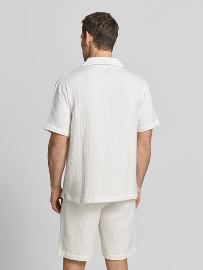 Männermodel trägt Relaxed Fit Freizeithemd mit Strukturmuster von Lindbergh aus Reine Baumwolle, Reverskragen, Kurzärmelig, Ganzkörperansicht Rückansicht.