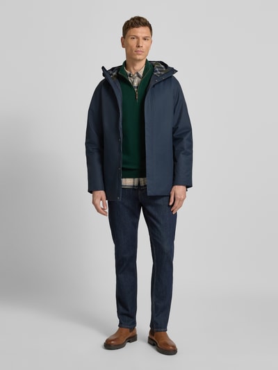 Männermodel trägt Regular Fit Parka aus Baumwoll-Mix von Barbour, Optik: Unifarben, wasserabweisend, Ganzkörperansicht von vorne.