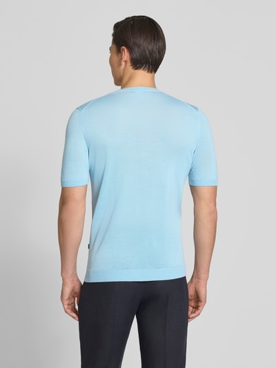 Mannenmodel draagt gebreid shirt met ronde hals, slim fit, ribboordjes, labeldetail, ruglengte bij maat 50: 66 cm, Strickshirt mit Rundhalsausschnitt van MAERZ Muenchen. Ganzlichaamsaanzicht achteraan.