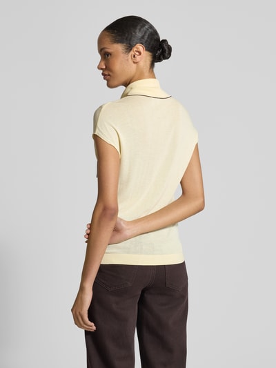 Frauenmodel trägt Blusenshirt aus Viskose-Mix mit V-Ausschnitt Modell 'BERT' von Mango, hellgelb, glatte Textur, Ganzkörperansicht Rückansicht. Damen Blusenshirt, Regular Fit, Allover-Look, Rückenlänge bei Größe S: 54 cm.