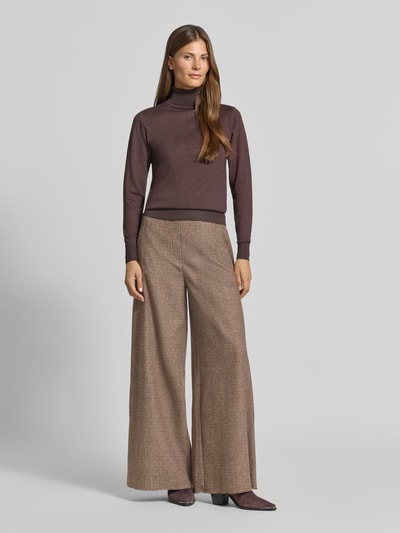 Frauenmodel trägt Regular Fit Weite Hose aus Woll-Mix Modell 'AVELINE' von CAMBIO in Braunbeige, strukturierte Oberfläche, Ganzkörperansicht von vorne, Damen Weite Hose von CAMBIO.