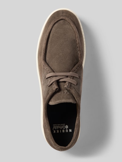 Produktfoto, Sneaker aus echtem Leder Modell 'Vick Ryan' von Nubikk in Braun, abgerundete Passform, profilierte Sohle, strukturierte Oberfläche