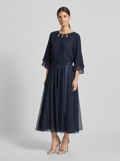 Frauenmodel trägt dunkelblauen Midirock aus Tüll von V by Vera Mont in A-Linie, feine Textur, Ganzkörperansicht von vorne, Damen Midirock.