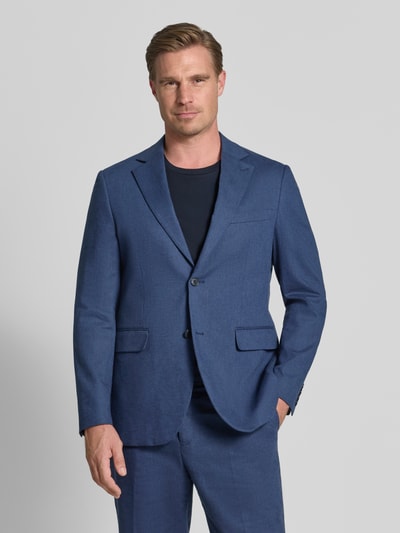 Männermodel trägt Straight Fit Sakko aus Leinen-Mix Modell 'Charles' von Matinique in Blau, Reverskragen, Pattentaschen, Ganzkörperansicht von vorne. Produkt aus elastischem Leinen-Mix mit Baumwoll-Anteil, 2-Knopfleiste.