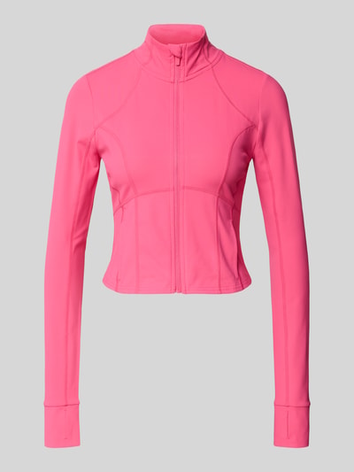 Produktfoto, leuchtend pinke Slim Fit Jacke mit Stehkragen Modell 'Storm' von Fabletics, glatte Textur, cropped, Daumenschlaufen