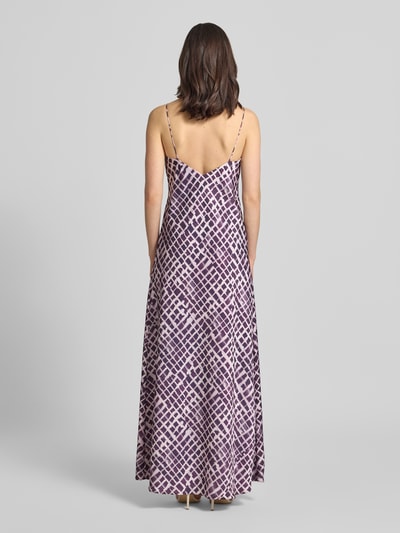 Frauenmodel trägt Abendkleid im Allover-Look mit Spaghettiträgern von Jake*s Cocktail aus Satin in A-Linie als Maxikleid, Ganzkörperansicht Rückansicht.
