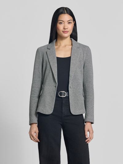 Vrouwenmodel draagt Slim Fit Kurzblazer met katoen-aandeel model 'JULIA' van VERO MODA in grijs, rechte lijnen, gladde textuur, dames, ganzichaamsaanzicht van voren.