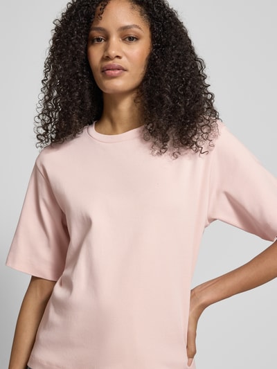 Modelka kobieca ma na sobie T-Shirt in halbärmligem Design od JAKE*S STUDIO WOMAN, jasnoróżowy, czysta bawełna, luźny krój, okrągły dekolt, widok z przodu górnej części ciała.