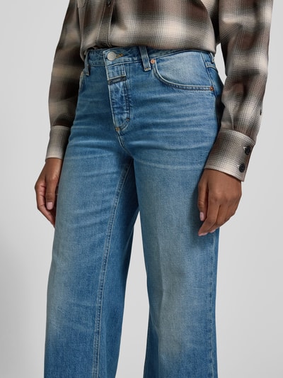 Frauenmodel trägt Straight Fit Jeans mit 5-Pocket-Design von Closed aus reiner Baumwolle, gerader Schnitt, Label-Detail, Nahaufnahme Oberkörper.