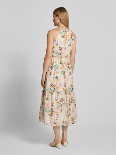 Frauenmodel trägt Cocktailkleid mit Rüschen und Cut Out im Rücken von Jake*s Cocktail, Chiffon, A-Linie, Midikleid, Allover-Look, Rüschen, Schlüsselloch-Ausschnitt, Rückenlänge Größe 36: 133 cm, Brustweite 33 cm, Ärmellänge 22 cm, Ganzkörperansicht Rückansicht.