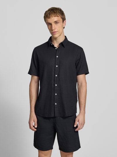 Männermodel trägt Slim Fit Leinenhemd mit Viskose-Anteil Modell 'Bobby' von Blend in Schwarz, Kurzarm, Kentkragen, Ganzkörperansicht von vorne.