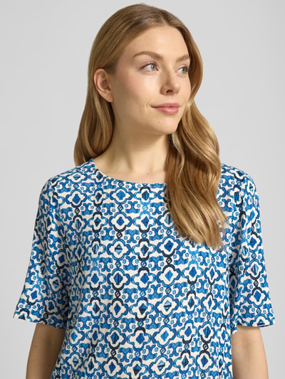 Frauenmodel trägt Blusenshirt aus Reine Viskose mit 1/2-Arm Modell 'MARRAKECH' von ICHI, Allover-Look, Rundhalsausschnitt, Nahaufnahme Oberkörper.