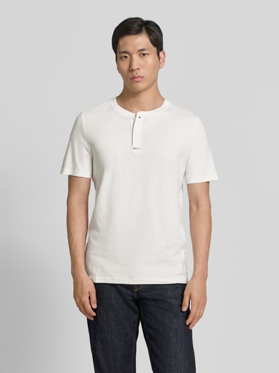 Männermodel trägt Regular Fit T-Shirt aus reiner Baumwolle von s.Oliver RED LABEL, Optik: Unifarben, Henley-Kragen, Kurzarm, Ganzkörperansicht von vorne.