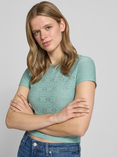 Frauenmodel trägt Relaxed Fit T-Shirt mit Ausbrenner-Effekt Model 'SMILLA' von Only, mintgrün, Rundhals, Kurzarm, Nahaufnahme Oberkörper.