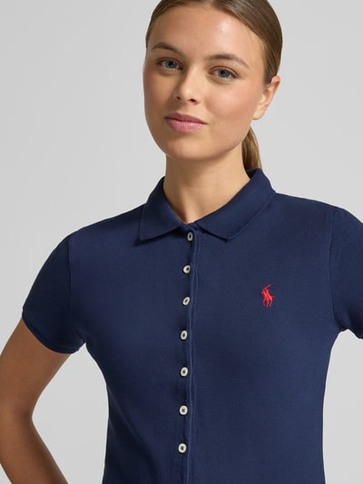 Frauenmodel trägt Poloshirt mit Knopfleiste von Polo Ralph Lauren, navyblau, Baumwoll-Elasthan-Mix, Slim Fit, Label-Stitching, Nahaufnahme Oberkörper