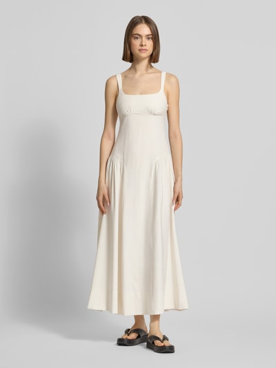Frauenmodel trägt Maxikleid mit Rundhalsausschnitt Modell 'VIOLA' von Topshop, Viskose-Mix mit Leinen-Anteil, taillierter Schnitt, breite Träger, helles Beige, glatte Textur, Ganzkörperansicht von vorne.