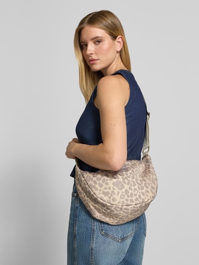 Männermodel trägt Shoulder Bag mit Logo-Detail von Studio Noos, zwierzęcy nadruk na całej powierzchni, jasne barwy, Główna przegroda z zamkiem błyskawicznym, detal z logo, Szerokość w rozmiarze 1: 38 cm, Długość w rozmiarze 1: 21 cm, Głębokość w rozmiarze 1: 10 cm, Długość paska na ramię: 66 cm, Ganzkörperansicht Rückansicht